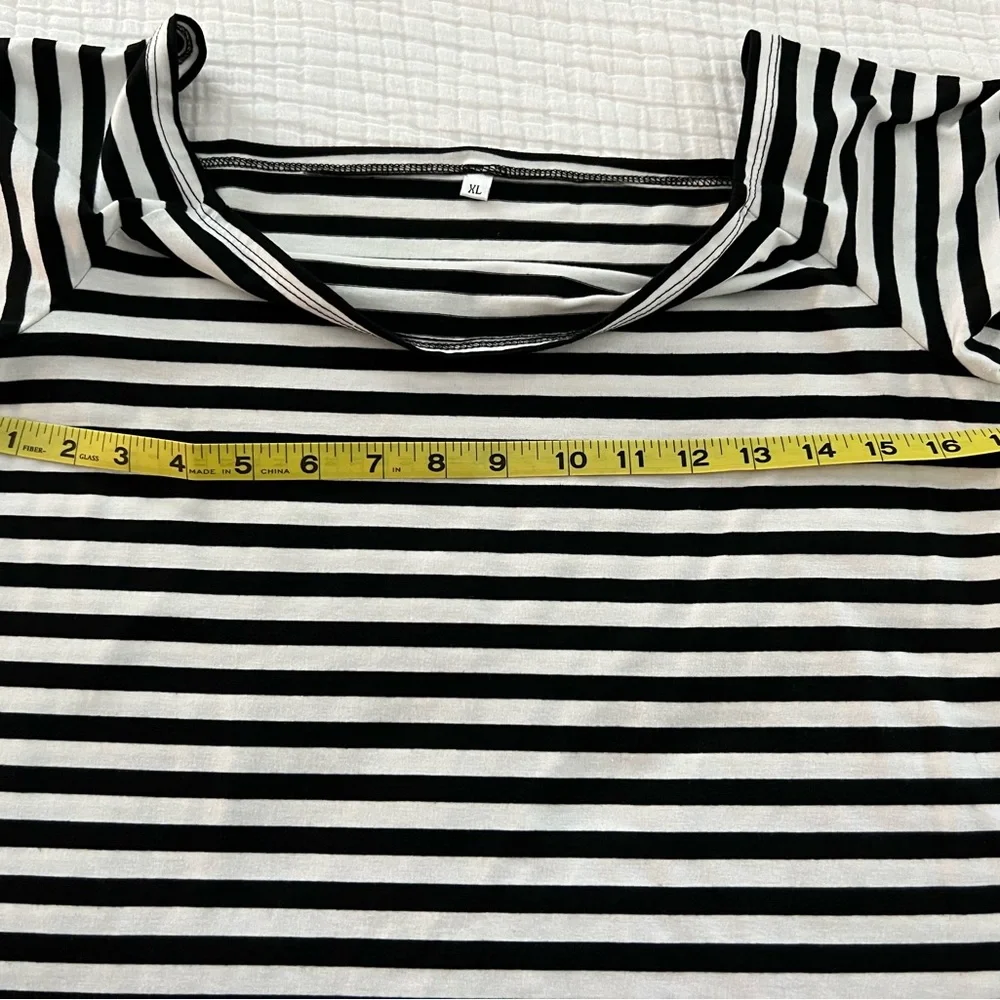 ⭐️ 3/$18⭐️ Black and White Fitted Short Sleeve Top - Picture 5 of 6